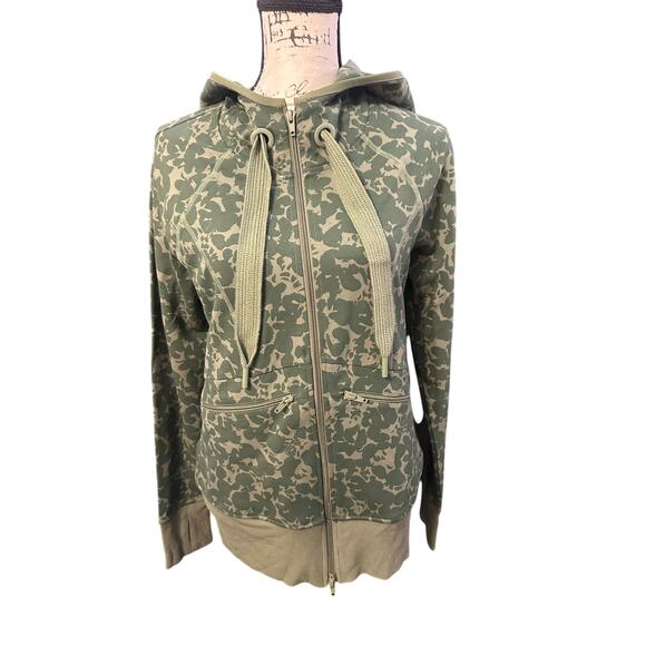 🪖 Cabi Green Camo Print Zip Hoodie - Size S | Cozy & Stylish Streetwear - Picture 1 of 11